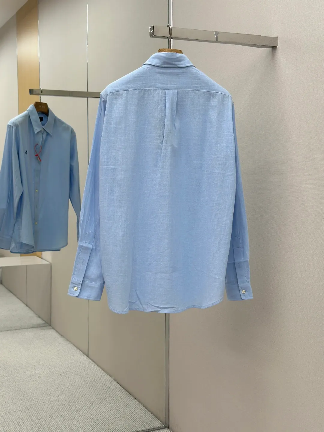 P400 Ralph Lauren embroidered linen shirt. Selected high-quality linen material with natural texture and breathability. Tight and smooth, comfortable and close to the skin. Stunning appearance in a clear light blue. The iconic pony embroidery is like a smart note jumping on the elegant canvas. Simple but highly recognizable. The ingenious design of the outer pleated split back shoulder adds a sense of agility and detachment. The minimalist shape contains the soul of fashion. Process 1: Adopting imported machine embroidery technology and using advanced computer control systems and precision mechanical components to achieve the iconic pony embroidery operation with high precision and smooth and delicate lines. Process 2: Using the side-turn buried clamp sewing process, which is smooth and tidy. Process 3: The fabrics have been washed and have a better hand feel. Not easy to deform, not easy to shrink, not easy to fade, and maintain long-term beauty. Accessories: Customized 1:1 thick plate resin buckle Customized 1:1 Ralph Lauren trademark Fit: Loose fit Size: S M L XL Style number: 25246-B20